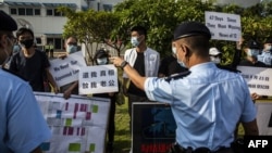 被控偷渡的12港人的親屬在政府飛行服務隊外抗議。 （2020年10月8日）