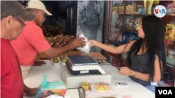 El gobierno en disputa de Nicolás Maduro hizo su más reciente ajuste del salario mensual en abril de este año. Llegar a fin de mes es un desafío para la mayoría de los venezolanos debido a la carestía de la vida. [Foto: Gustavo Ocando Alex, VOA]