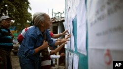 Un comunicado del Departamento de Estado elogió el coraje, determinación y voluntad del pueblo venezolano y prometió poner todo el peso del poder económico y diplomático de EE.UU. para apoyarlos en su búsqueda para restaurar la democracia.