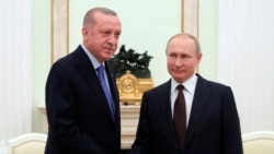 Arhiv- Ruski predsjednik Vladimir Putin i turski predsjednik Recep Tayyip Erdogan rukuju se za vrijeme sastanka u Kremlju, 5. marta 2020.