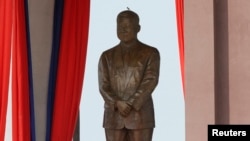 រូប​សំណាក​​ព្រះបាទ​នរោត្តម​ សីហនុ​ដែល​មាន​ព្រះនាម​បច្ឆាមរណៈ​ថា​«ព្រះ​បរម​រតនកោដ្ឋ» ក្នុង​ថ្ងៃ​បើក​សម្ពោធ​កាល​ពី​ថ្ងៃ​ទី​១១ ខែ​តុលា ឆ្នាំ​២០១៣។