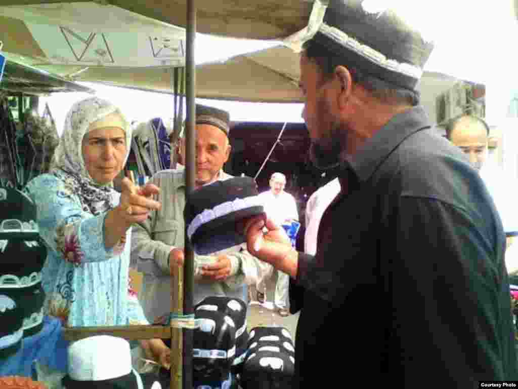 So'g'd tojiklari ham Andijon oz'bek do'ppisini boshdan qo'ymaydi, yil-o'n ikki oy Andijon do'ppisining bozori chaqqon.