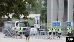 Обезбедување ги отстранува бариерите пред стадионот во Виена, Австрија, на 8 август 2024 година, откако трите концерти на американската мега-ѕвезда Тејлор Свифт беа откажани по апсењето на симпатизер на Исламската држава
