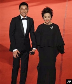 香港演员刘德华(左)和叶德娴抵达金马奖颁奖地点--新竹市文化局演艺厅。刘德华和叶德娴分别成为金马奖的影帝和影后