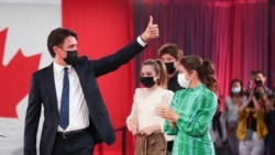 쥐스탱 트뤼도(왼쪽) 캐나다 총리가 20일 사실상 총선 승리 확정 후 지지자들에게 엄지 손가락을 치켜세우고 있다.
