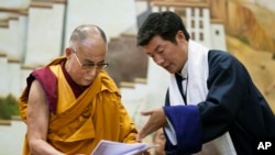 Dalay Lama hamda surgundagi Tibet hukumati bosh vaziri Lobsang Sangay, Hindiston, 5-iyun 2014-yil. 