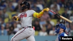 Momento en el que Ronald Acuña Jr. batea su jonrón 30 de la temporada, ante los Dodgers de Los Angeles, el jueves 31 de agosto de 2023.