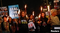 خانواده های گروگان‌های در دست حماس و حامیان آنها در تجمع پنجشنبه شب ۲۷ دی در شهر تل آویو