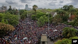 Maelfu ya waandamanaji mjini Harare, Zimbabwe wakimtaka Mugabe awache madaraka.