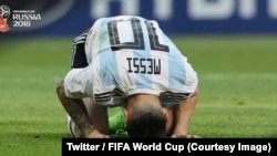 L’Argentin Lionel Messi, s’est replié sur le terrain après l’élimination de son pays par la France en 8e de finale du Mondial, 3-4, en Russie, 30 juin 2018. (Twitter/Fifa coupe du monde)