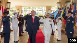 Президент Трамп і адмірал Гарріс