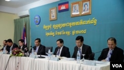 រូបឯកសារ៖ សមាជិក​របស់​គណកម្មាធិការ​រៀបចំ​ការ​បោះ​ឆ្នោត(គ.ជ.ប.)​ចូល​រួម​ក្នុង​កិច្ច​ប្រជុំ​ភាគី​ពាក់ព័ន្ធអំពី​ការ​បោះឆ្នោត​សភា​ជាតិ​នីតិកាល​​ទី​៤​កាលពី​ថ្ងៃទី​២៥ កុម្ភៈ ២០១៨​ នៅ​ទីស្នាក់ការកណ្តាល​របស់​គ.ជ.ប. រាជធានី​ភ្នំពេញ​ ប្រទេស​កម្ពុជា។(ទុំ ម្លិះ/VOA)