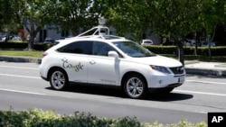 Mobil Google yang bisa berjalan sendiri tanpa pengemudi sedang melakukan uji coba dekat Museum Sejarah Komputer di Mountain View, California, 14 Mei 2014. (AP Photo/Eric Risberg)