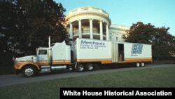 Kamion za selidbu iz Arkanzasa, predsjednika Bila Klintona, parkiran ispred Bijele kuće na Dan inauguracije 20. januara 1993. (Foto: Klintonova biblioteka)