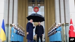 Foto divulgada pela Presidência turca mostra o presidente turco, Recep Tayyip Erdogan, posa para uma foto com o presidente ucraniano, Volodymyr Zelensky, durante o seu encontro no palácio presidencial em Ancara, Turquia, terça-feira, 18 de fevereiro de 2025