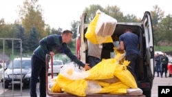 Vreće sa glasaćkim listićima pristižu u centar za brojanje 2022. godina