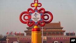 Stanovnici gledaju dekoraciju Zimskih olimpijskih igara u Pekingu na Trgu Tiananmen u Pekingu, Kina, utorak, 18. januara 2022.