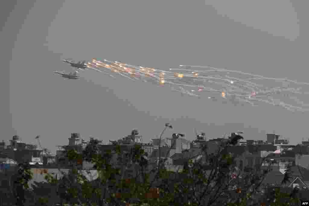 Su-30MK2 fighter planes of the Vietnam People's Air Force undertake drills over Hanoi.