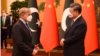 Presiden China Xi Jinping, kanan, menerima Perdana Menteri Pakistan Shehbaz Sharif selama pembicaraan mereka di Beijing, 2 November 2022. (foto: ilustrasi)