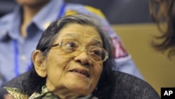 អ្នកស្រី​អៀង ធីរិទ្ធ (ខាងលើ) ​អតីត​មន្ត្រី​ជាន់ខ្ពស់​ខ្មែរ​ក្រហម​បាន​ស្លាប់​ហើយ​​ នេះ​បើតាម​ការ​ប្រាប់​ឲ្យ​ដឹង​ដោយ​តុលាការ​ឧក្រិដ្ឋកម្ម​សង្គ្រាម​គាំទ្រ​ដោយ​អ.ស.ប​នៃ​ប្រទេស​កម្ពុជា។​