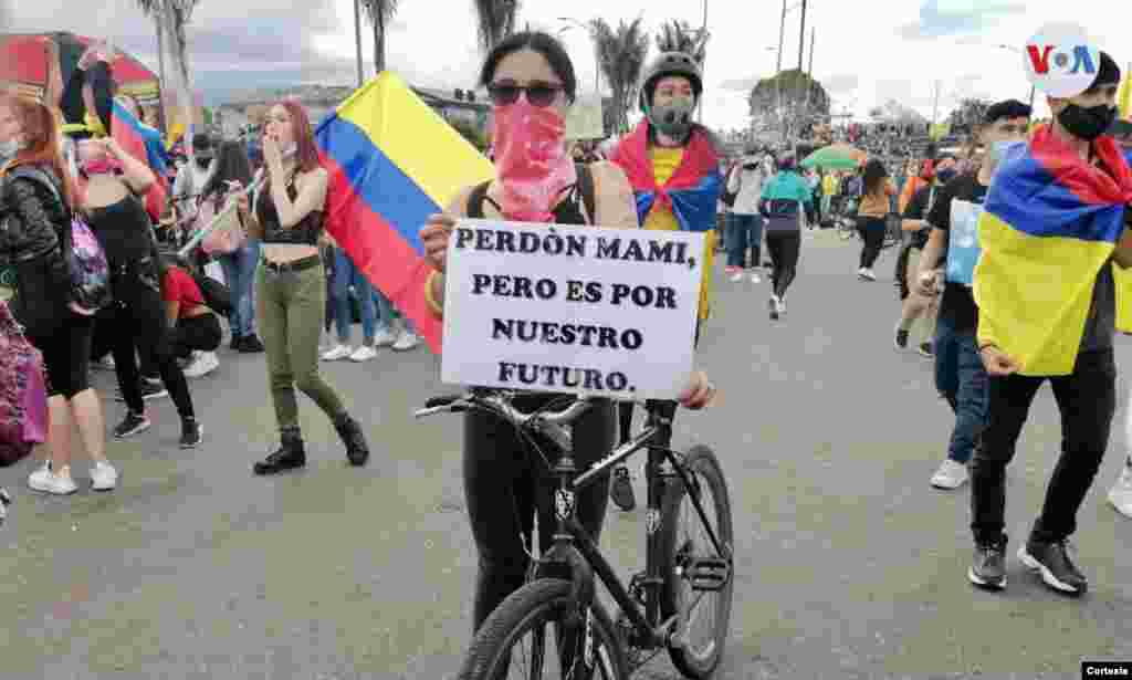 En principio, los manifestantes salieron a las calles a protestar contra una reforma tributaria, pero el llamado al Gobierno ha ido más allá.