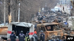 En Fotos | La dura tarea de limpiar la basura letal que deja la guerra