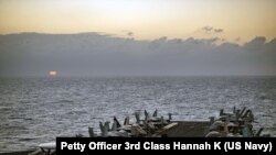 美国印太司令部2023年1月公布的照片显示尼米兹号航空母舰经过南中国海。