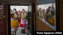 Во двете куќи, каде е пренесено кумството, се организира обилен оброк, но предноста ја имаат жените. Прво женските членови од семејствата и гостите седнуваат да јадат, а мажите чекаат надвор