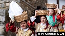 Главни во одбележувањето на празникот во селото се жените. Тие се именуваат кумстарки и се облечени во традиционални носии, што со генерации се предаваат од мајка на ќерка