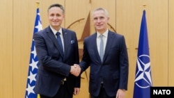Predsjedavajući Predsjedništva BiH Denis Bećirović (L) i generalni sekretar NATO saveza Jens Stoltenberg 16. januar 2023.