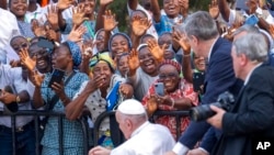 教宗方濟各在金沙薩聖母大教堂問候信眾。(2023年2月2日)