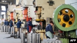 中國安徽淮北的一家工廠工人在鋁製品生產線上工作。（2023年1月30日）