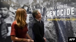 美國國務卿布林肯在華盛頓美國大屠殺紀念博物館參觀緬甸通向種族滅絕道路的展覽（2022年3月21日）