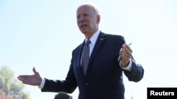 Američki predsjednik Joe Biden nazvao je razgovarao s novinarima po dolasku u Bijelu kuću u Washingtonu 4. marta 2022. REUTERS/Leah Millis