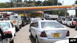 Dans de nombreux endroits, les clients se voient proposer une quantité d'essence limitée, parfois après des heures d'attente.