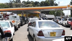 Wateja wakisubiri katika foleni ya ununuzi wa mafuta katika kituo cha Petroli cha Shell Nairobi, Kenya, Aprili 4, 2022. (Photo by Simon MAINA / AFP)