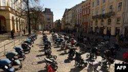 烏克蘭利沃夫市議會外擺放著109個空空的嬰兒推車和搖籃，象徵俄軍入侵烏克蘭迄今被奪去生命的109名兒童。(2022年3月18日)