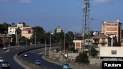 Des automobilistes sur une route à Addis-Abeba, en Éthiopie, le 12 novembre 2019. 