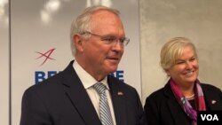 Novi ambasador SAD u Srbiji Kristofer Hil sa suprugom Džuli, po dolasku u Srbiju