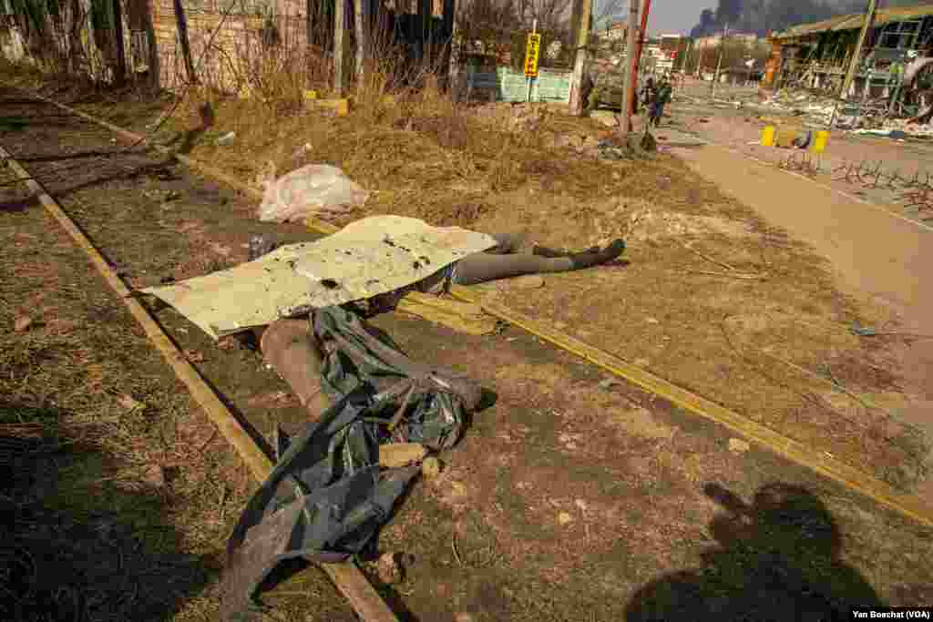 The bodies of two dead Russian soldiers lays in the no man's land between the towns of Irpin and Bucha, where Russian and Ukrainian troops had been fighting for more than a week. Irpin, Ukraine, March 12, 2022. (Yan Boechat/VOA)