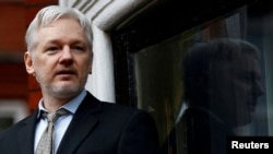 Mwanzilishi wa shirika la habari la upekuzi la WikiLeaks Julian Assange akizungumza nje ya ubalozi wa Ecuador, mjini London, Feb 5, 2016 PICHA: REUTERS
