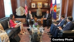 រូប​ឯកសារ៖ ឯកអគ្គរាជទូត​កម្ពុជា​ថ្មី​ប្រចាំ​នៅ​សហរដ្ឋ​អាមេរិក​លោក កែវ ឈា ទទួល​ជួប​លោក John Goyer នាយកផ្នែក​អាស៊ីអាគ្នេយ៍​នៃ​សភា​ពាណិជ្ជកម្ម​អាមេរិក នៅ​ស្ថានទូត​កម្ពុជា​ក្នុង​រដ្ឋធានី​វ៉ាស៊ីនតោន កាល​ពី​ថ្ងៃ​ទី​១០ ខែ​មីនា ឆ្នាំ​២០២២។ (Facebook/Cambodian Embassy DC)