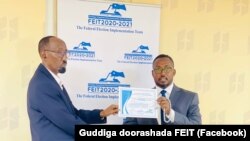 Guddoomiyaha FEIT Muuse Geelle Yuusuf oo shahaada guddoonsiinayaa xildhibaabnkii ugu horreeyay, Maxamed Cali Cumar (Caana-nuug)