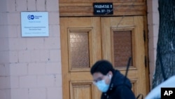 2022年2月4日，一名記者從德國公共廣播電台“德國之聲”在莫斯科的辦公室招牌前走過。 （美聯社）