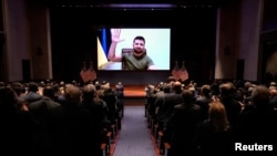 ប្រធានាធិបតី​អ៊ុយក្រែន លោក Volodymyr Zelenskyy ថ្លែង​សុន្ទរកថា​តាមអនឡាញទៅ​កាន់​សភា​សហរដ្ឋ​អាមេរិក​នៅ​វិមានរដ្ឋសភា ក្នុង​រដ្ឋធានីវ៉ាស៊ីនតោន សហរដ្ឋ​អាមេរិក ថ្ងៃ​ទី១៦ ខែ​មីនា ឆ្នាំ២០២២។ (Reuters)