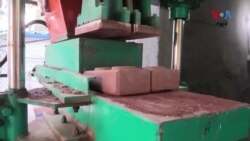 د پېښور اسلاميه کالج کې زلزله ضد او د ماحولياتي الودګۍ سبب نه جوړېدونکې خښتې جوړېږي