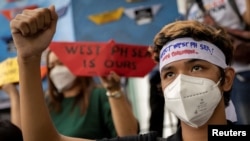 資料照片：菲律賓人在中國駐馬尼拉大使館前示威。（路透社2022年7月12日）