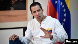 El líder de la oposición venezolana, Juan Guaidó, habla durante una entrevista con Reuters, en Caracas, Venezuela, el 6 de diciembre de 2022. REUTERS/Gaby Oraa/Foto de archivo