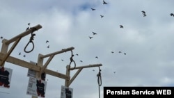 برپایی چوبه‌های دار نمادین. کاروان خودروها در تورنتو برای اعلام همبستگی با معترضان در ایران - شنبه ۲۶ آذر ۱۴۰۱