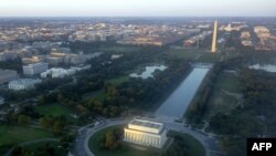 Picha iliyopigwa kutoka angani jioni June 15, 2014 ikionyesha mandhari ya Jiji la Washington, DC, ikiwa ni pamoja na jengo la Lincoln Memorial, Mnara wa Washington Monument, Bunge la Marekani US na eneo la National Mall.